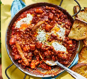 From BBC Good Food, This family-sized breakfast has something for everyone, with all the key ingredients of a cooked breakfast and more, including chorizo, chipolatas, eggs and mixed beans and it can be cooked in 10minutes on a single hob with tea and toast. If you’re hosting friends it provides campervan cooking for crowds!